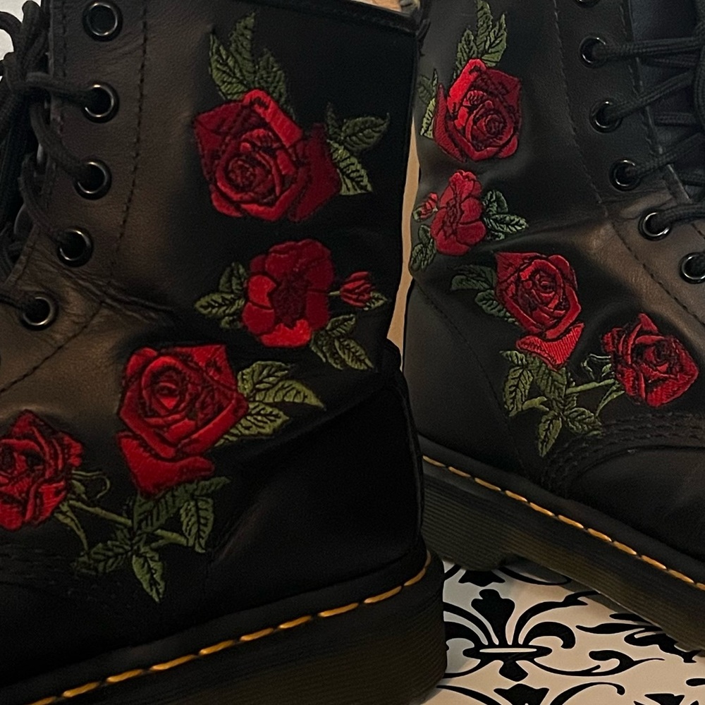 🌹Dr. Martens 1460 Vonda boots with rose embroidery🌹